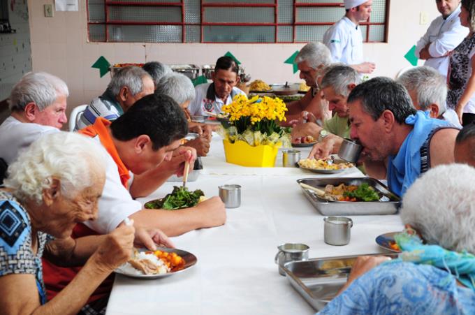 Alunos da Gastronomia oferecem banquete a entidades carentes