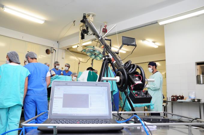 Veterinária transmite cirurgia ao vivo pela internet