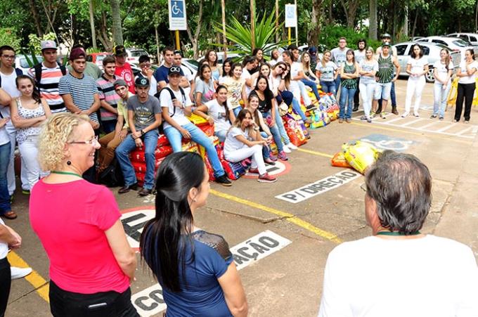 Trote solidário da Veterinária arrecada 1,4 mil kg de ração