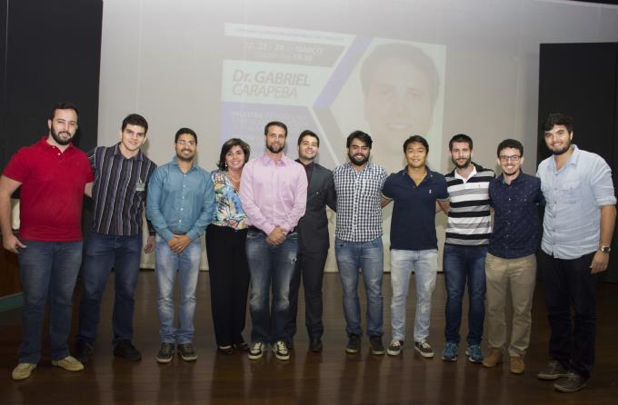 Palestrantes Fábio Lira e Gabriel Carapeba com os integrantes da liga acadêmica