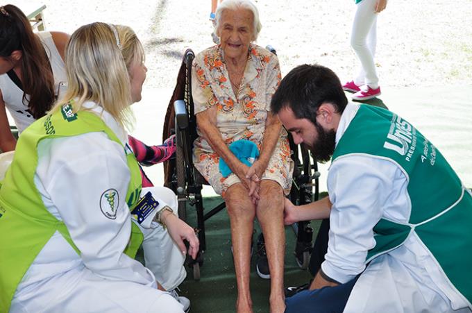 Dona Maria José de Jesus, de 96 anos, recebeu atendimento em fisioterapia
