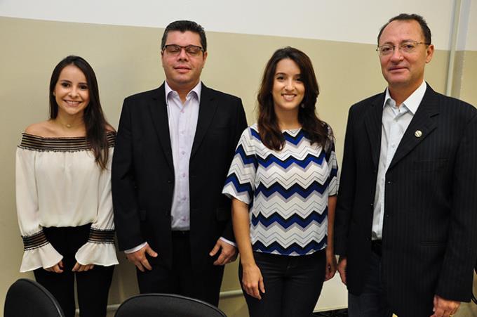 Camila com o orientador Santos e os examinadores Suzana e Creste