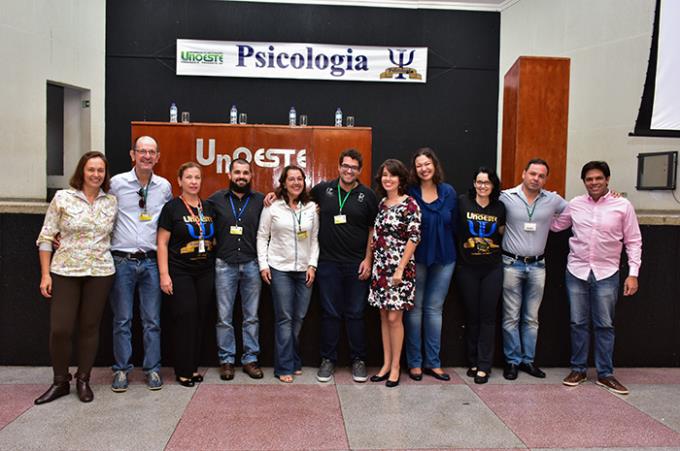 Comissão organizadora do curso de Psicologia e o palestrante na abertura do evento