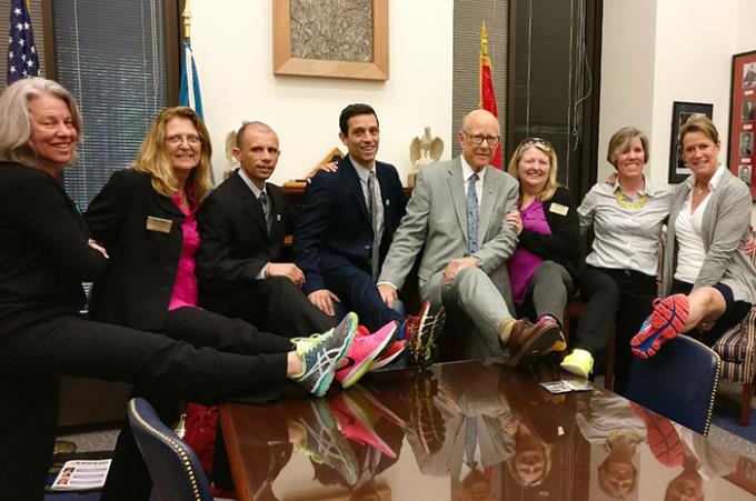 Visita no gabinete do senador Pat Roberts: traje formal e uso de tênis como marca do Programa Speak Out! Day