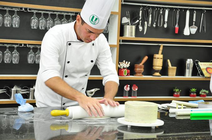 Almeida ao ensinar técnicas para cobrir bolo com pasta americana