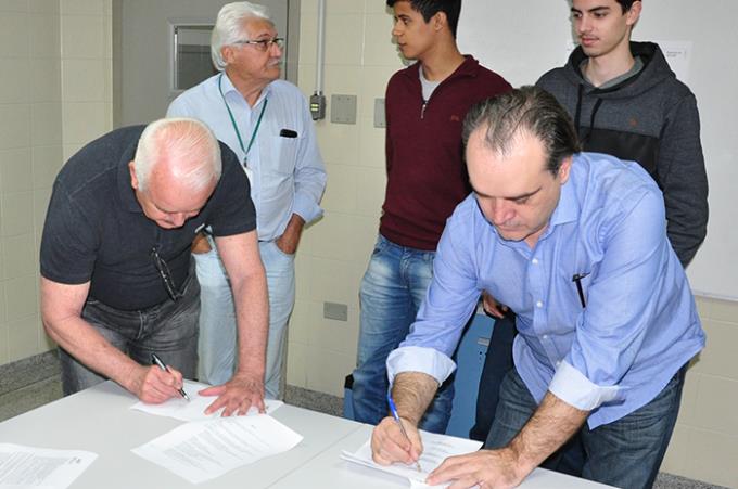 Assinaturas de contrato, por Ribeiro e Alessi