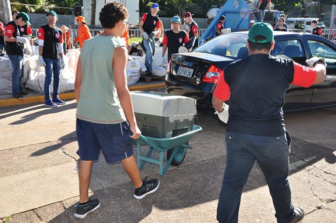 No Parque do Povo, participante levou aparelho de televisão em carriola