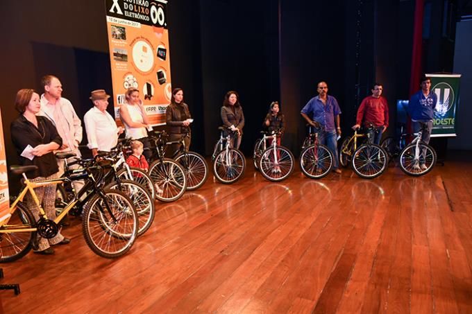 Ganhadores receberam os prêmios no Teatro César Cava, campus I da Unoeste