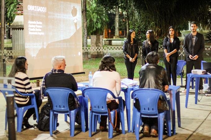 Alunos de Jornalismo fazem defesa de trabalho em plena praça