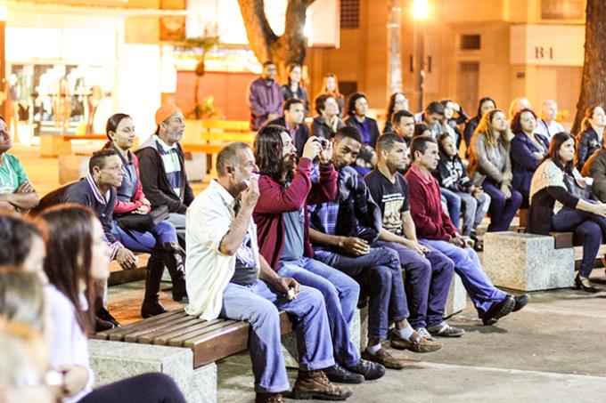 Presença de familiares, amigos, moradores de rua e professores