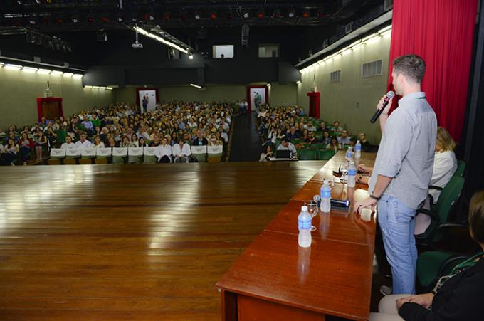 Calouros revelam expectativa em primeiro dia de aula