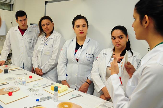 Colostomia é tema de workshop voltado a alunos de Enfermagem