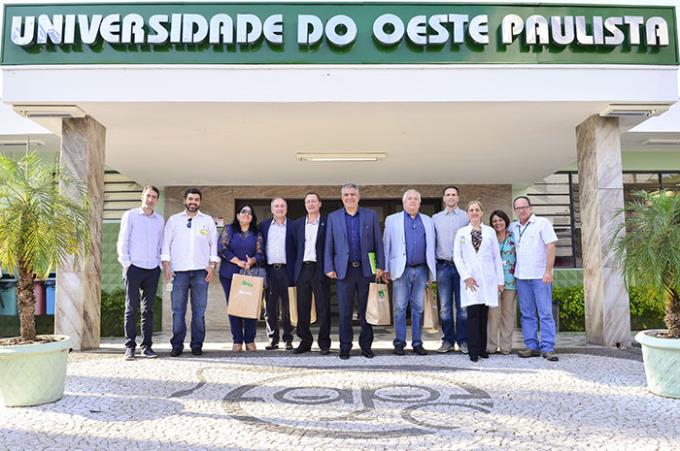 Comitiva do Guarujá enaltece estrutura da Unoeste em visita