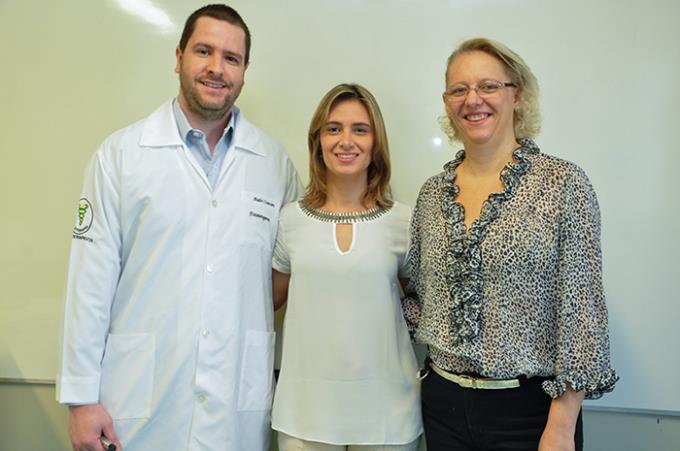 Oliveira com a orientadora Dra. Francis e a examinadora Dra. Rosa