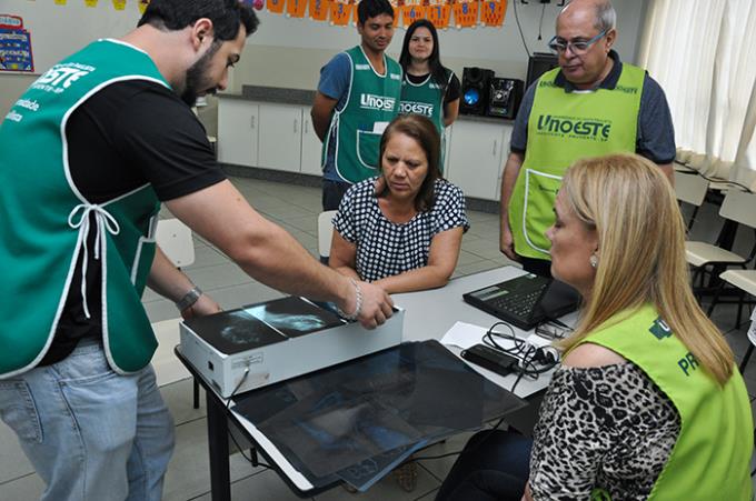 Orientação sobre prevenção de doenças, por aluno de Radiologia 