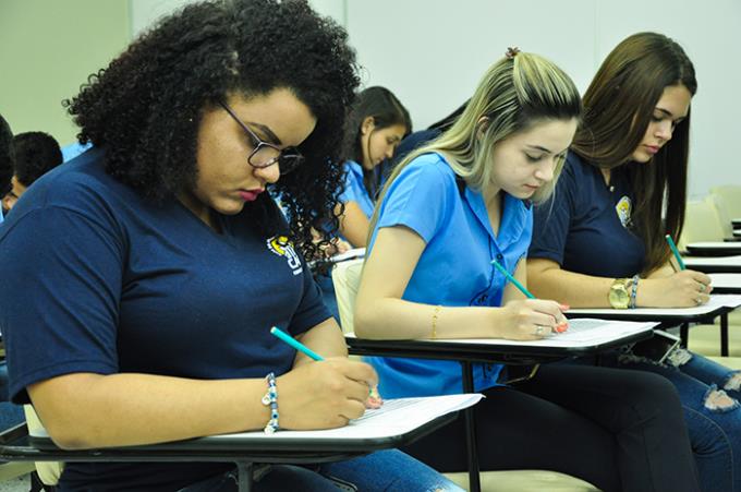 Jovens aprendizes e colegiais ganham orientação profissional