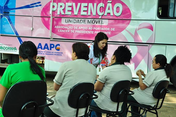 Trabalhadoras passam por prevenção ao câncer de colo uterino