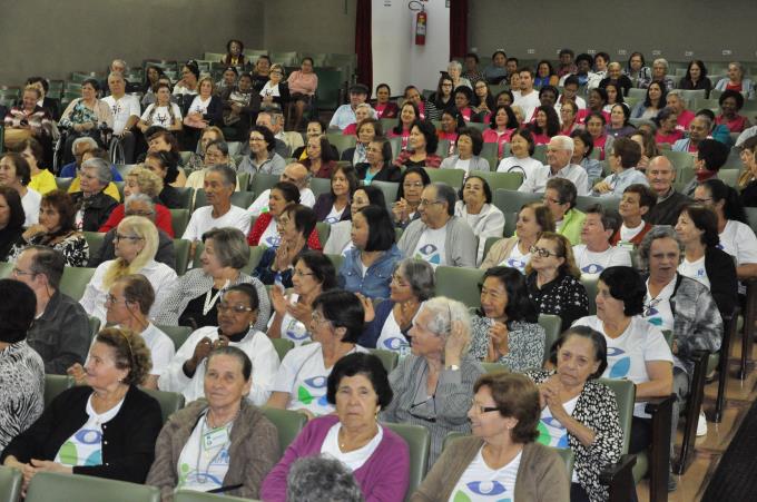 Público participante do fórum no Teatro César Cava