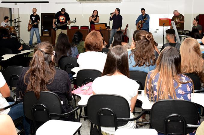 Banda Média 7 animou a abertura da 5ª Jornada de Design da Unoeste