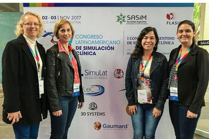 Rosa, Milena, Dayane e Elaine, da Unoeste, apresentaram trabalhos voltados à simulação clínica em evento na Argentina