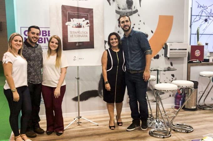 Dra. Silvia e alunos no lançamento realizado no congresso em São Paulo