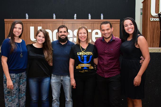 Participantes da mesa-redonda ao lado da coordenadora do curso Regina Gioconda de Andrade