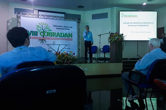 Dr. Araújo durante palestra no congresso em Cuiabá