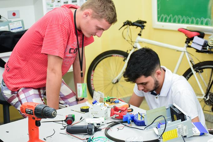Acadêmicos transformam bicicletas convencionais em elétricas