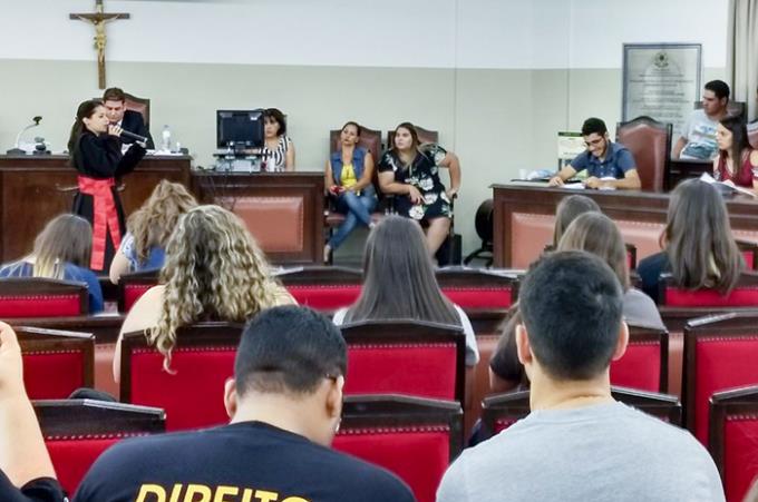 Carol Ruiz (com microfone), bolsista do Prouni, durante sua participação em dos júris simulados do curso de Direito