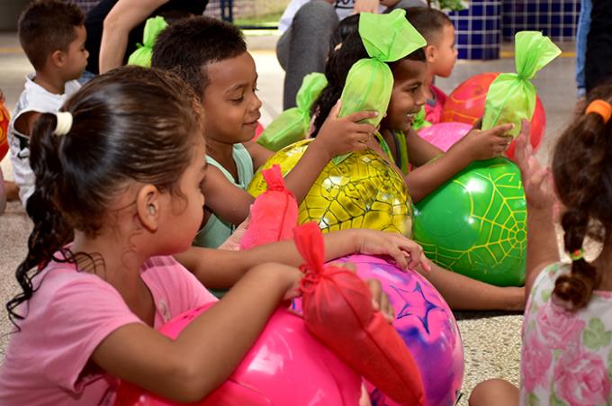 Campanha de Natal da Unoeste presenteia mais de 700 crianças