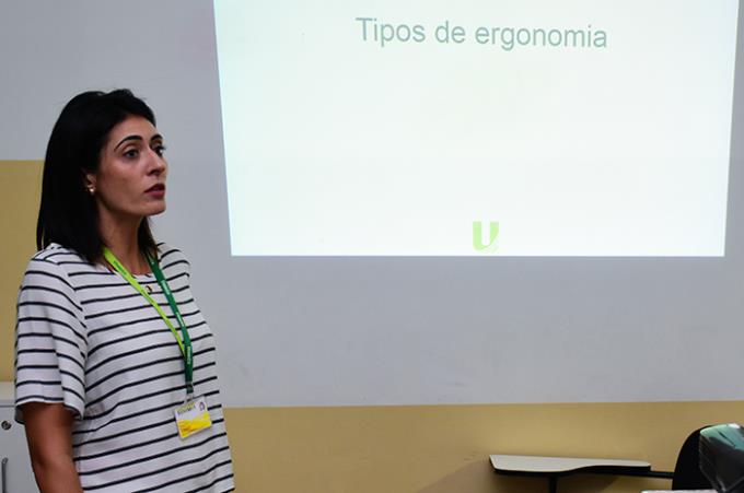 Fisioterapeuta do Trabalho e Ergonomista do Sesmt, Elenice Furine, durante atividade no bloco B