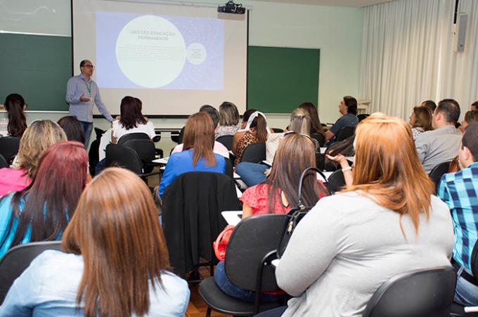 Unoeste sedia 1º Encontro do Mais Médicos na região