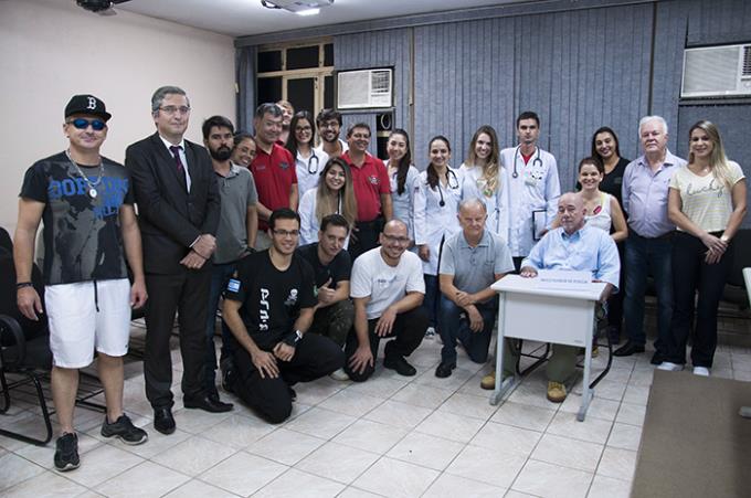Formandos da Acadepol, alunos de Medicina e policiais que atuaram na simulação de confronto no Deinter 8