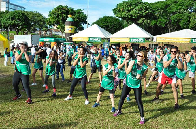 Apresentação da zumba pelos estudantes de Educação Física