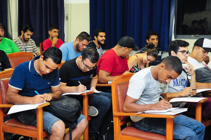 Acadêmicos de Matemática celebram Dia do Pi jogando bingo