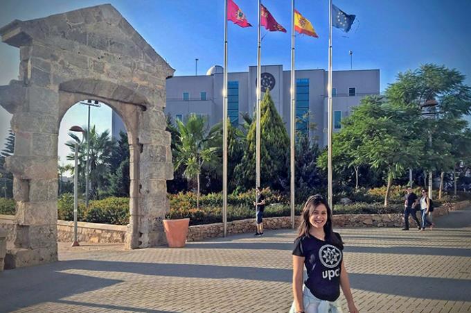 Juliana em frente a Universidade Politécnica de Cartagena