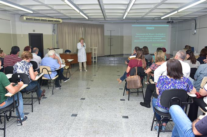 “Taxonomia de Bloom – Avaliação a serviço da evolução metodológica, curricular e as mudanças observadas no perfil dos estudantes"