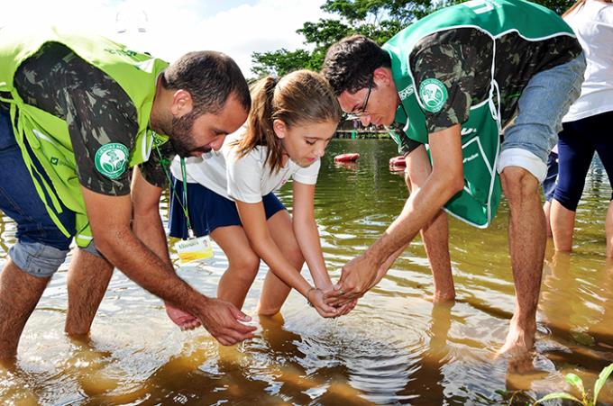 Lago de parque recebe peixe que ajuda na qualidade da água