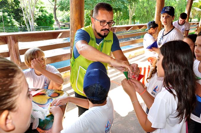 Professor Josué Pantaleão ensina crianças a fazer dobraduras