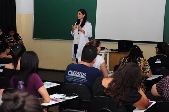 Professora doutora Ana Clara durante apresentação nessa quinta-feira (22)