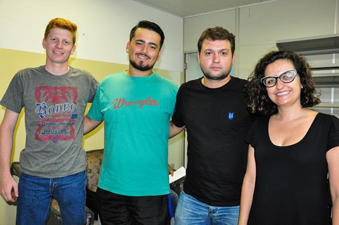 Igor Silva, Gabriel Silva e Vitor Drimel com a assessora de relações interinstitucionais Adiane Mitidiero