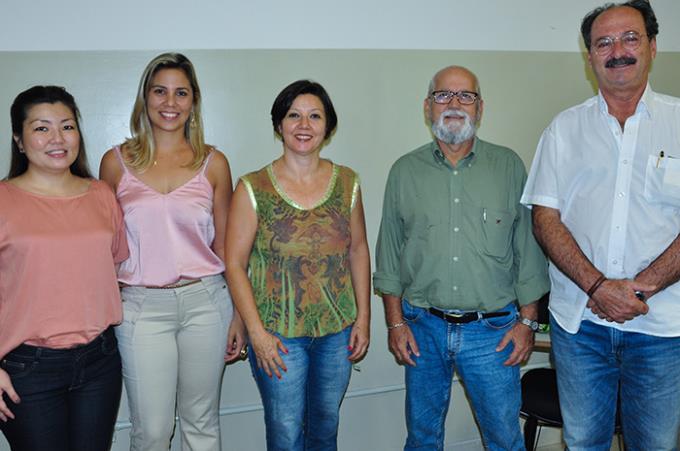 Jacqueline com as doutoras Rebeca e Patrícia; e os doutores Teixeira e Job 