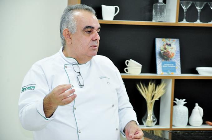 Chef Ulisses ofereceu a teoria no Laboratório de Aula Show