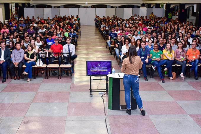 Palestra de abertura no Salão do Limoeiro, campus II