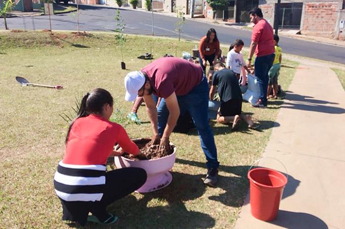 Plantio de árvores no Jardim Bela Vista mobilizou acadêmicos e a comunidade