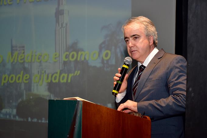 Presidente do Cremesp, Lavinio Nilton Camarim, participou de palestra para a comunidade acadêmica na última sexta (25)