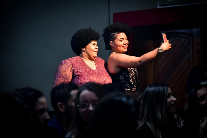 “Depois que participou desse projeto, minha mãe voltou a sorrir”, celebra a jovem Gabrielle ao lado de Maria Sueli