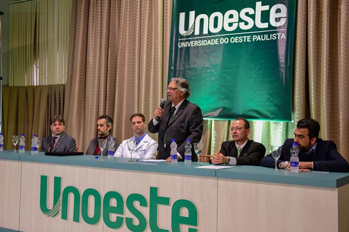 Composição da mesa principal: Reitoria da Unoeste, prefeito de Jaú e secretário estadual