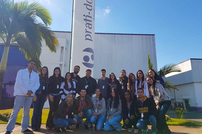 Estudantes de Farmácia na indústria Prati-Donaduzzi, em Toledo (PR)
