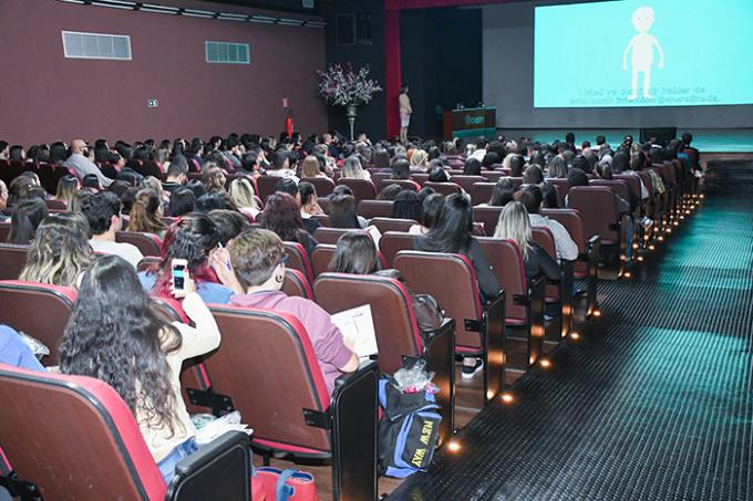 Evento conta com centenas de participantes entre acadêmicos e profissionais da saúde